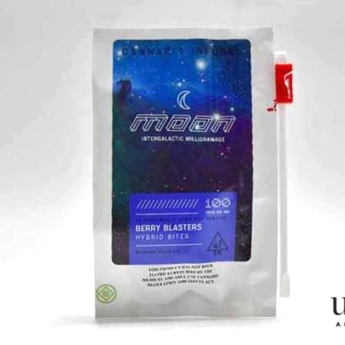 moon-moon_bar_100mg_berry_blasters-0558e6262c784b34bfc2505112459bb0_500.jpeg Moon Chocolate Bar – Berry Blasters Mini Bar - Image 1