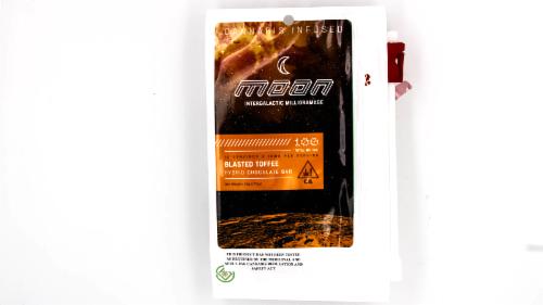 moon-moon_bar_100mg_blasted_toffee-a4de806c0f5b45a69d4eb79c50d6997d_500.jpeg Moon Chocolate Bar – Blasted Toffee Mini Bar - Image 1